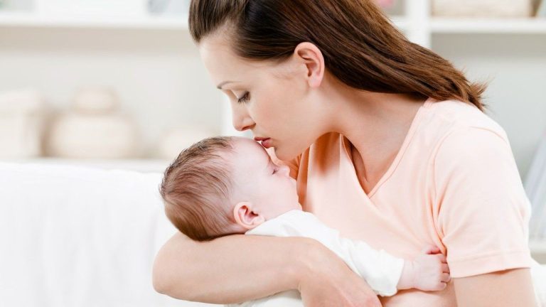 За 10 месяцев рождаемость в Латвии сократилась на 10%, а вот браков стало больше