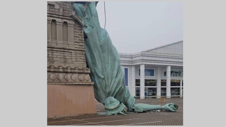 В Бразилии рухнула 35-метровая Статуя Свободы