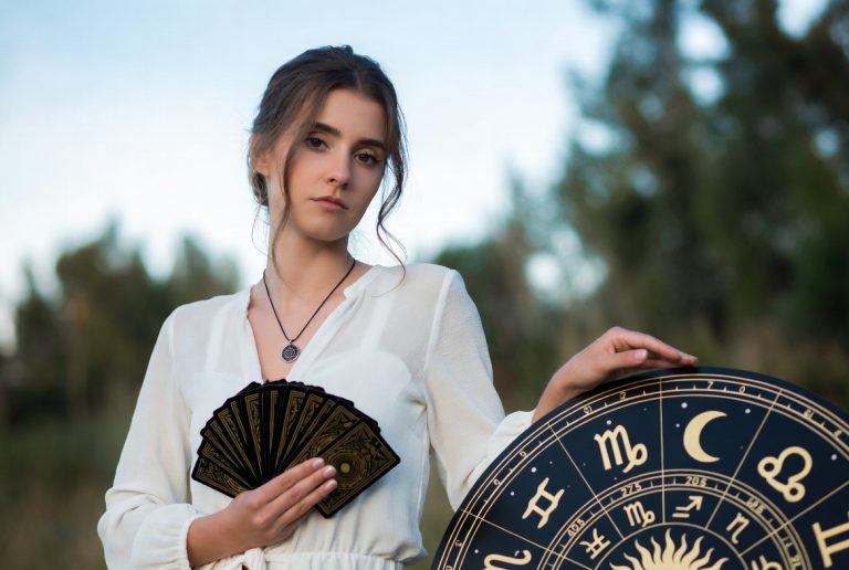 Ежедневный Таро-гороскоп на 17 декабря 2025 года: Вселенная подсказывает, где вы теряете энергию - и как её вернуть