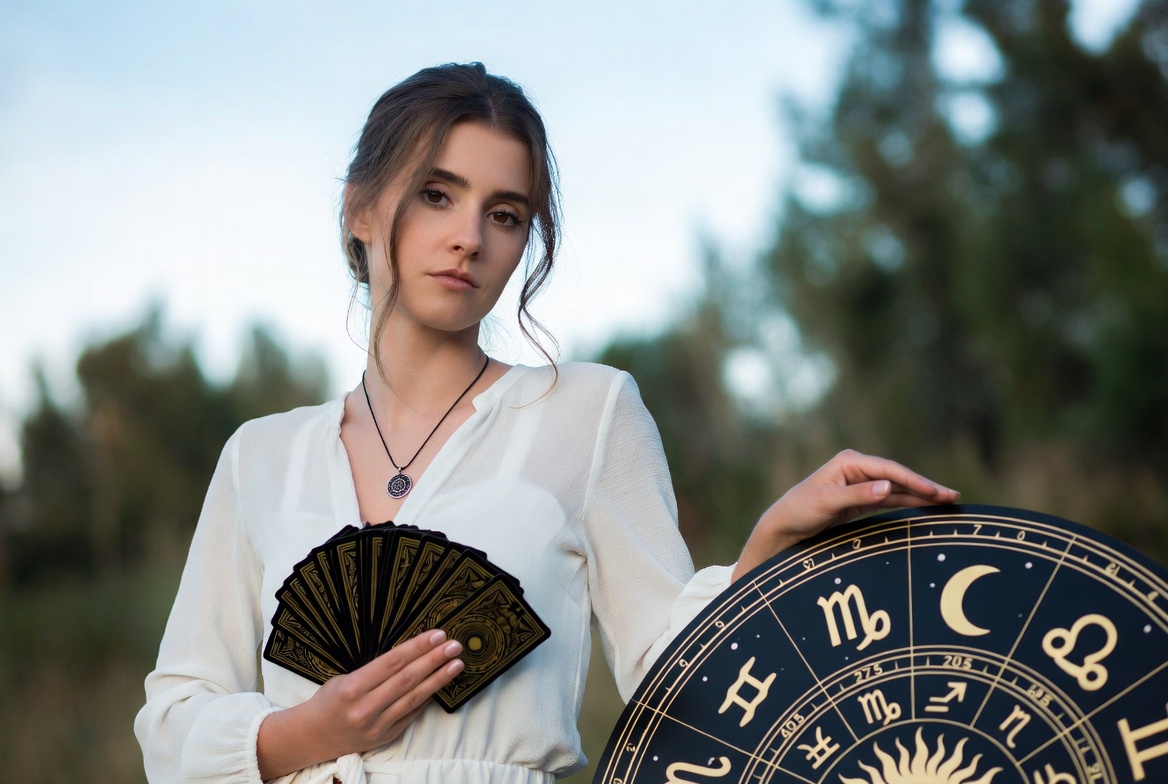 Ежедневный Таро-гороскоп на 17 декабря 2025 года: Вселенная подсказывает, где вы теряете энергию - и как её вернуть