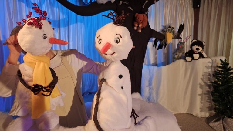 Театр кукол «В гостях у сказки» ждет ребят на спектакль «Солнышко и снежные человечки»