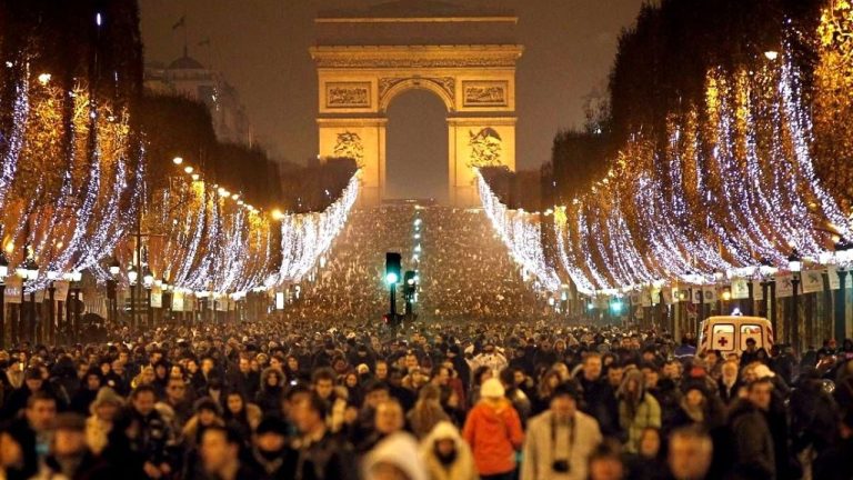 Почему Париж отменил традиционный новогодний концерт на Елисейских полях