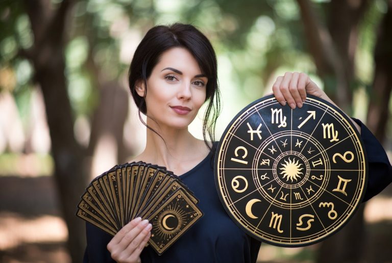 Таро-гороскоп на сегодня, 18 декабря 2025 года: что подсказывают карты каждому знаку
