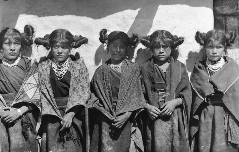 🚦 Дороги, тревоги, фестивали: жизнь XX века в фотографиях