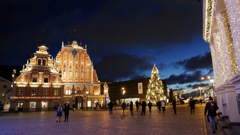 Рождественские елки установлены в 16 районах Риги