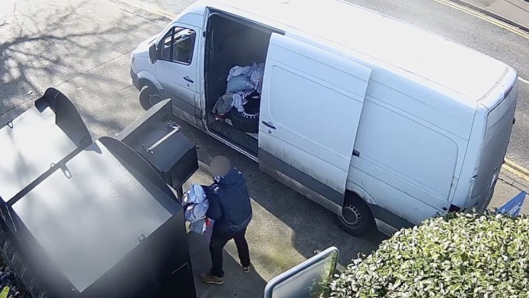 В Англии арестована банда, воровавшая одежду из благотворительных контейнеров. Полиция связывает их с литовской преступной группой