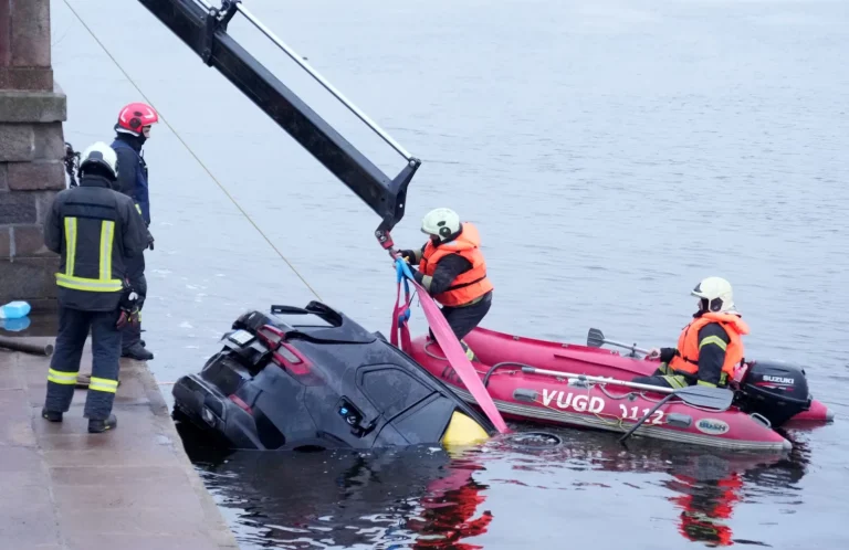 Рижские власти предлагают установить металлические столбики на опасных набережных после трагедии
