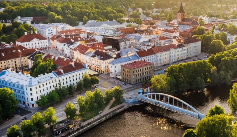 Эксперты назвали топ 10 городов мира для пеших прогулок в 2026 году. Номер 6 у нас под боком