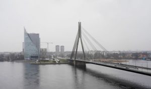 Рижские спасатели подняли со дна Даугавы затонувший автомобиль