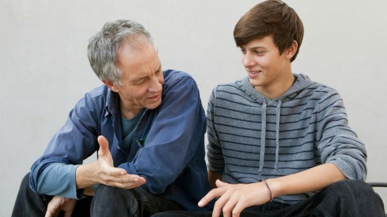 7 вещей, которые делают умные родители, чтобы не стать врагами своего подростка