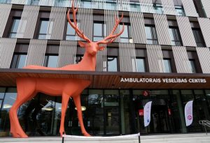 Это космос! В Даугавпилсе зажгли рождественскую ёлку на тему «Маленького принца»