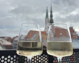 Как в «Снежной королеве»: в Эстонии открылась «Зимняя страна чудес» с гигантской Солнечной системой