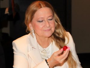 Мало кто знает об этой особенности подставки для ёлки. Этот простой трюк поможет ёлке простоять несколько недель