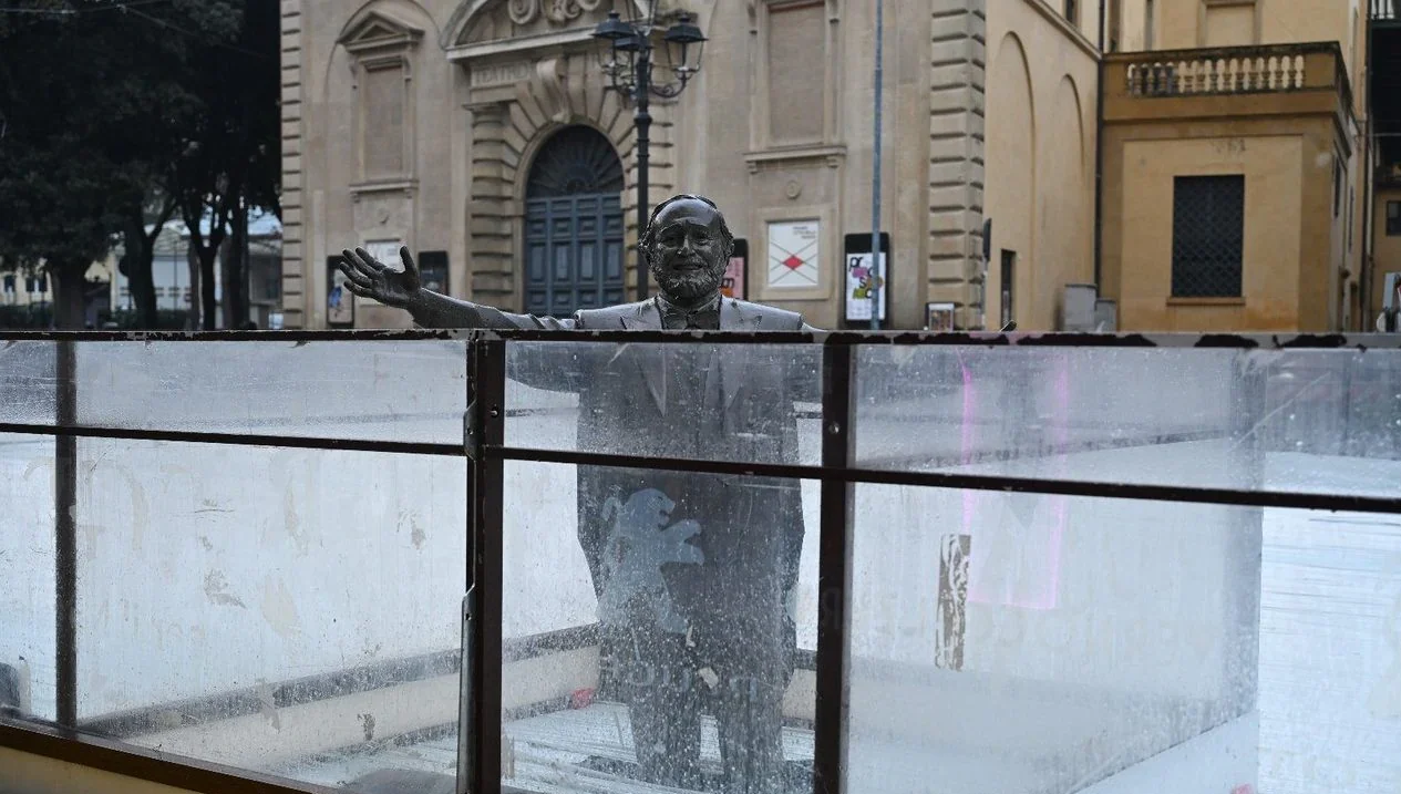 «Дай пять, Паваротти!» В Италии - скандал из-за катка вокруг статуи великого тенора