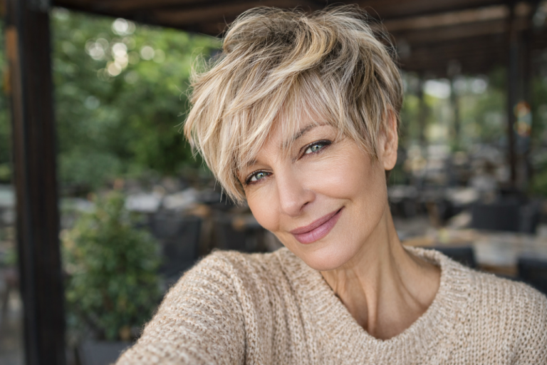 💇‍♀️ Омолаживающие короткие стрижки с чёлкой: 27 идей, которые будут работать в 2026 году