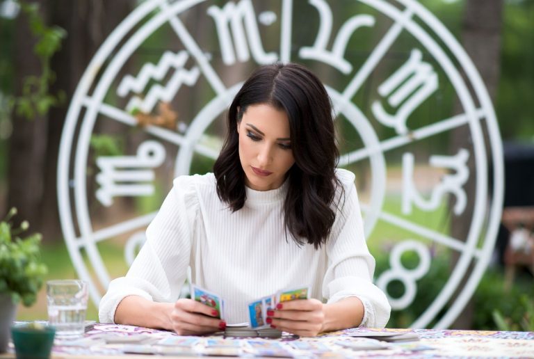 Таро-прогноз на субботу, 20 декабря 2025 года: день ясности, решений и первых плодов