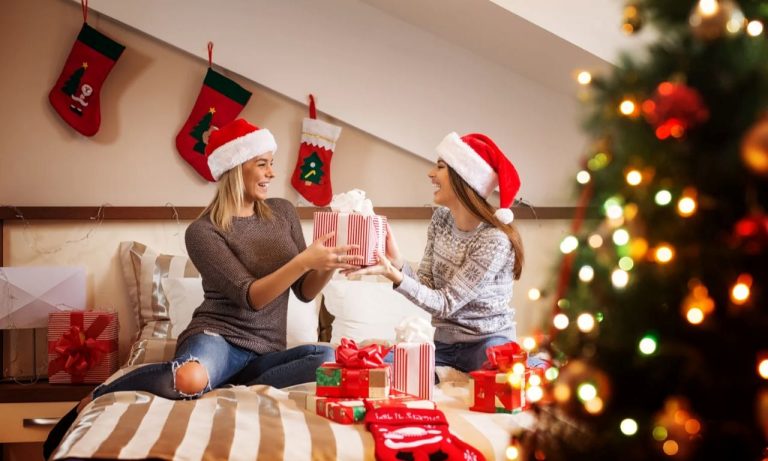 Праздничный стол и подарки: на чем экономят и на что тратят деньги в Латвии, Литве и Эстонии