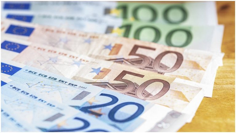 Повреждённые банкноты больше не меняют в банках: куда идти и что делать