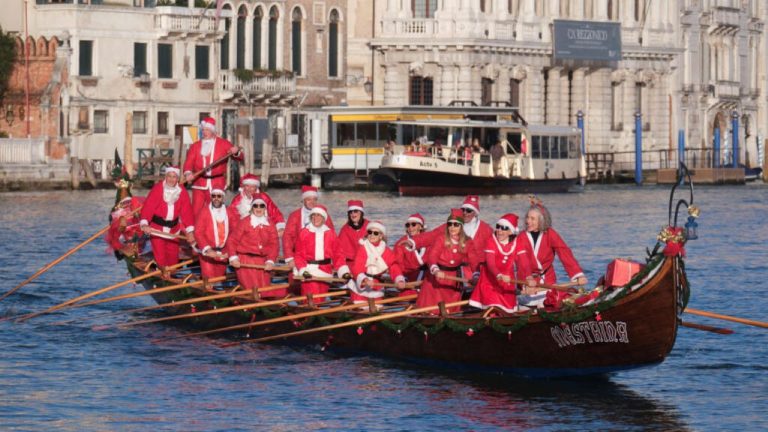 Санты, вперед! Рождественские марафоны и регаты прошли в городах Европы