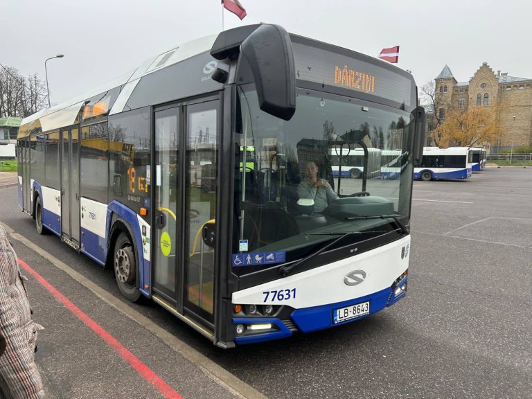 Бесплатные парковки и новый график транспорта: как Рига будет жить в рождественские праздники