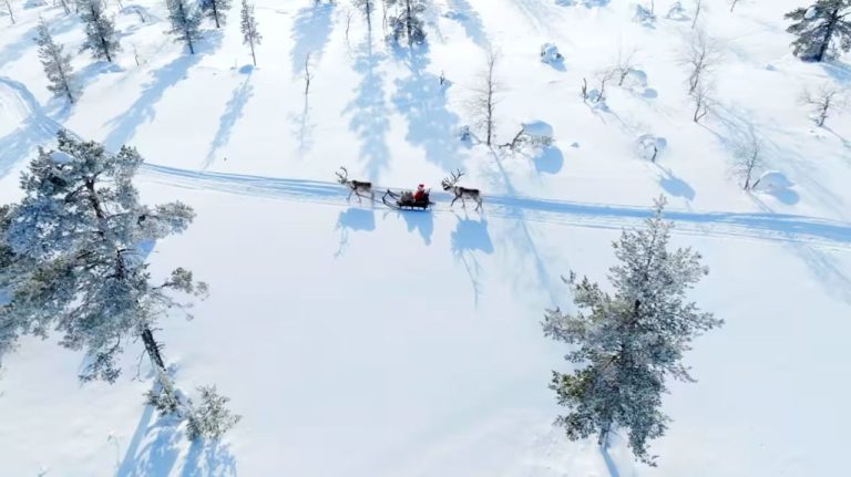 Он уже выехал! Рождественская новость из Лапландии - Йоулупукки сел в свои сани и стартовал (видео)