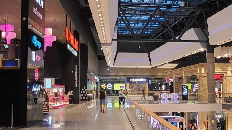 Как будут работать в праздники крупные торговые центры