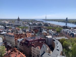 Зарплаты педагогов начнут расти с 2027 года: что известно о графике повышения