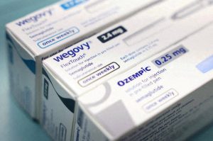 Санты, вперед! Рождественские марафоны и регаты прошли в городах Европы