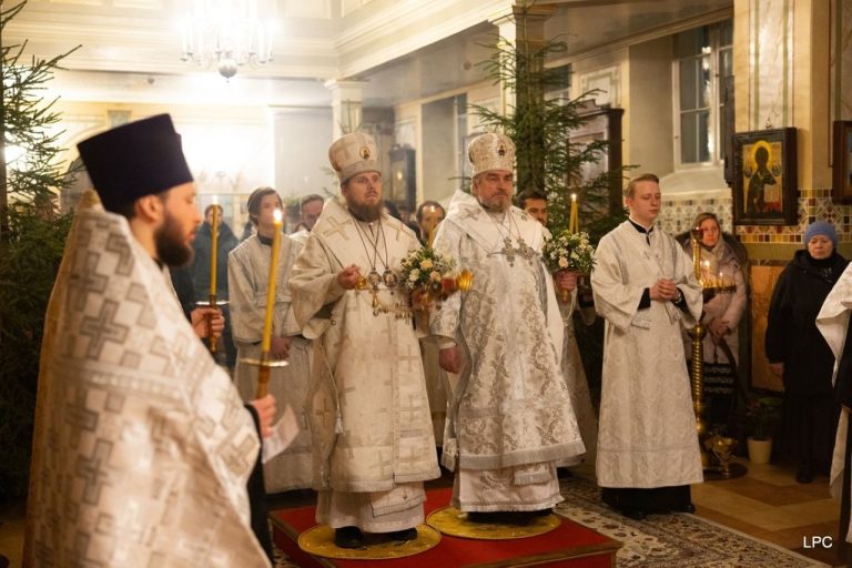 В Вознесенском православном храме Риги совершили Рождественское богослужение по Григорианскому календарю