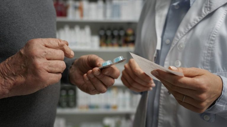Во время эпидемии гриппа можно приобретать лекарства, выписанные на другое имя