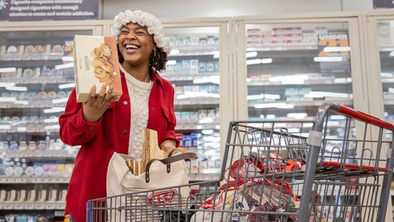 Рождественские дары: супермаркет в США бесплатно раздал продукты после сбоя кассовых аппаратов