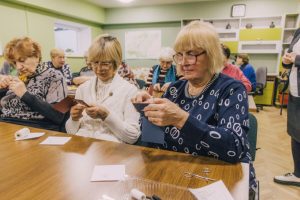 Гололед и снег осложняют движение на дорогах Латвии: задействовано 88 единиц спецтехники