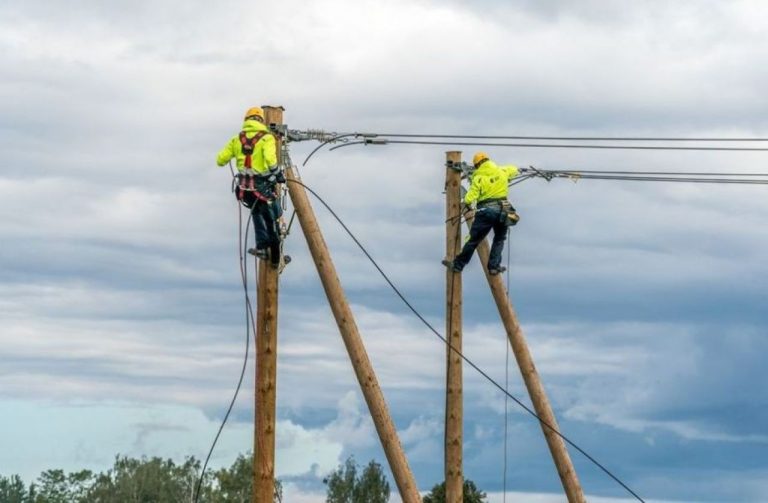 Штормовой ветер нарушил дорожное движение и работу электросетей по всей Латвии