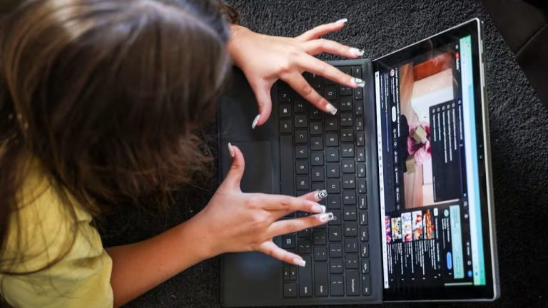 Европа должна запретить соцсети для подростков - мнение профессора