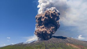 Праздники закончатся, инструмент останется: на вокзалах Вильнюса и Каунаса установили пианино