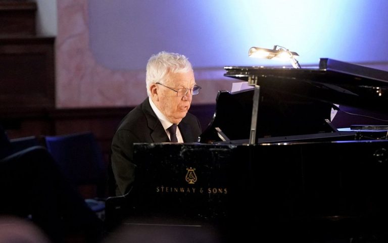 С 2026 года 12 деятелей культуры Латвии будут получать пожизненные стипендии - в их числе Раймонд Паулс и Ольга Житлухина