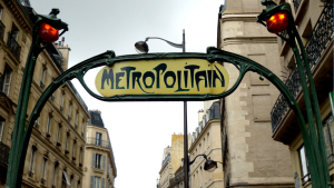 Праздники закончатся, инструмент останется: на вокзалах Вильнюса и Каунаса установили пианино