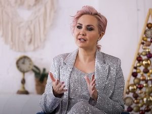 Эта драма от Netflix является ярким контрастом сериалу «Эмили в Париже»