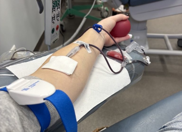 Медики призывают сдать кровь перед праздниками для обеспечения бесперебойной работы больниц в новом году