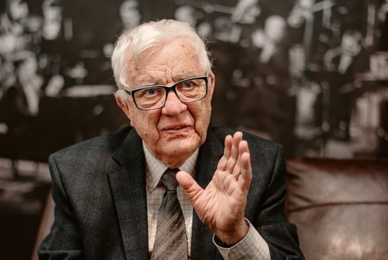 Раймонд Паулс и еще 11 деятелей культуры Латвии удостоены пожизненных стипендий