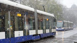 Штормовой ветер нарушил дорожное движение и работу электросетей по всей Латвии