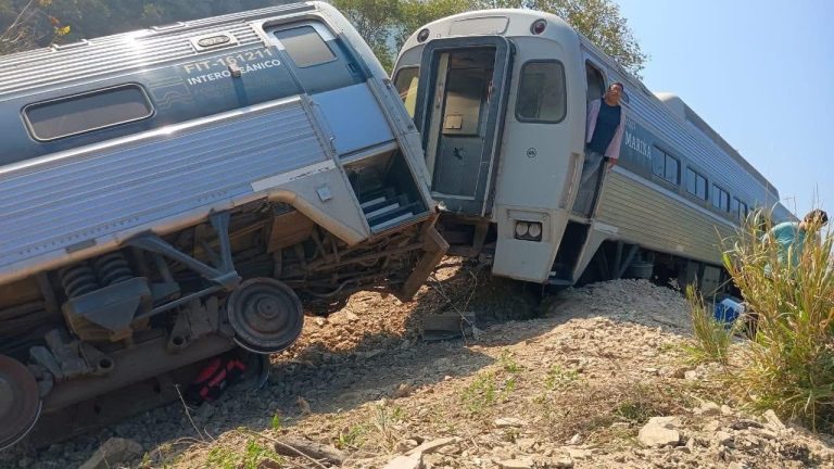 Трагедия в Мексике: пассажирский поезд сошел с рельсов - есть погибшие и раненые