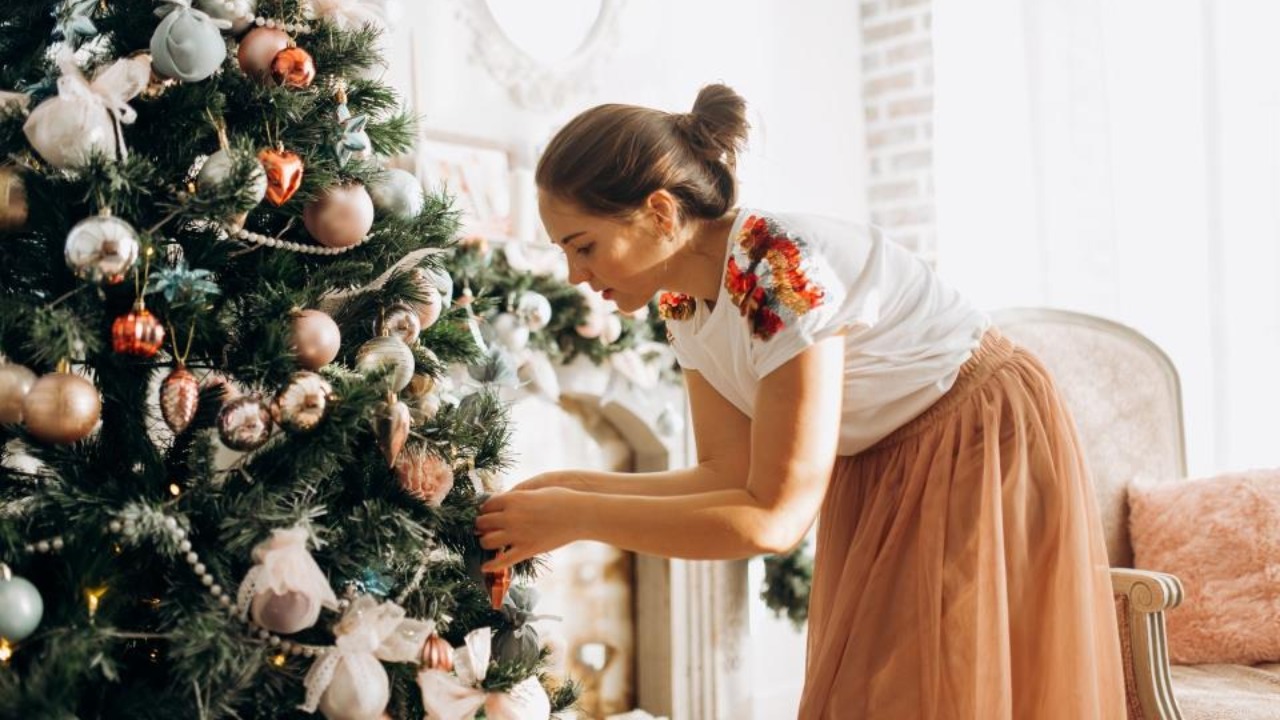 Мало кто знает об этой особенности подставки для ёлки. Этот простой трюк поможет ёлке простоять несколько недель