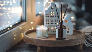 Интерьер с ароматической свечой, диффузором и уютным освещением — атмосфера роскоши и уюта.
