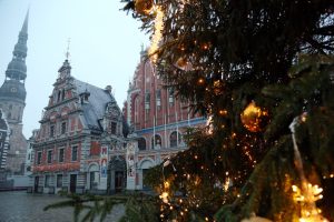 Алкогольный креатив под запретом: торговые сети накажут за инсталляции из бутылок