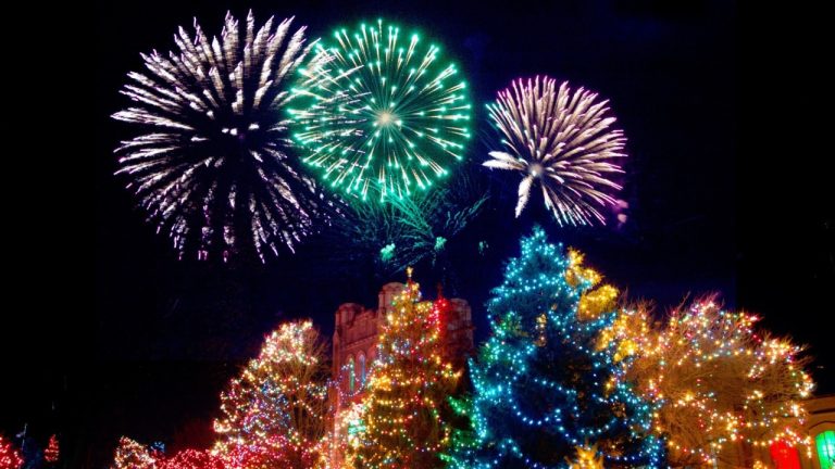 В Риге свидетелей нарушений правил фейерверков призывают фиксировать фото и видео