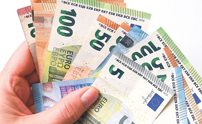 Депутаты спорят: отменить премии чиновникам или оставить?