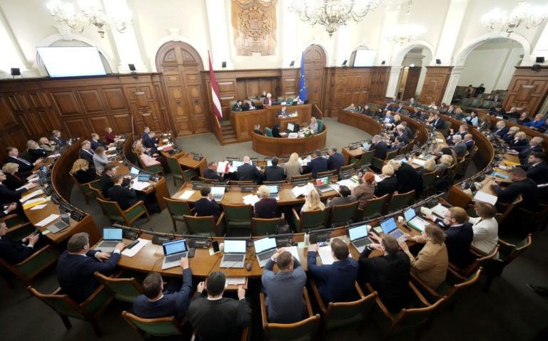 Сейм Латвии принял госбюджет на 2026 год: новые акцизы, пособия и НДС