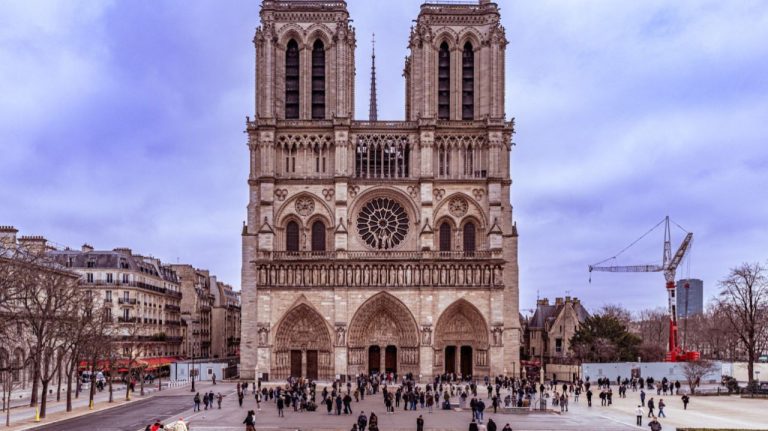 Более 11 млн человек за год посетили обновленный Нотр-Дам