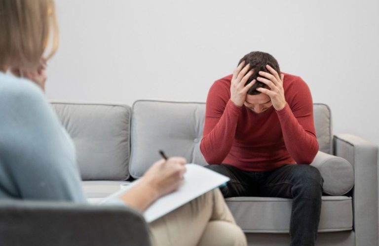Жители Латвии бьют рекорды по числу обращений к психологам: рост на 53% за два года